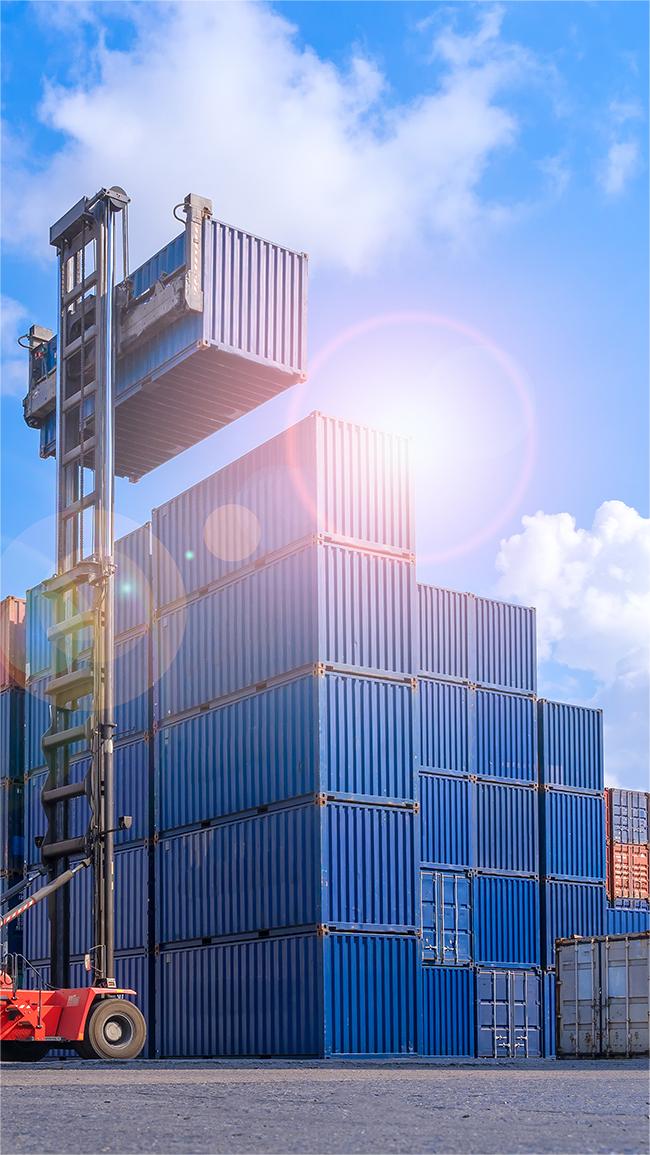 Warehouse worker processing e-commerce shipments for Italian entrepreneurs